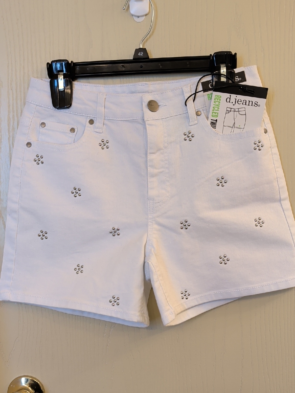 D. Jeans White Studded High Rise Stretch Denim Shorts Women’s 6 NWT